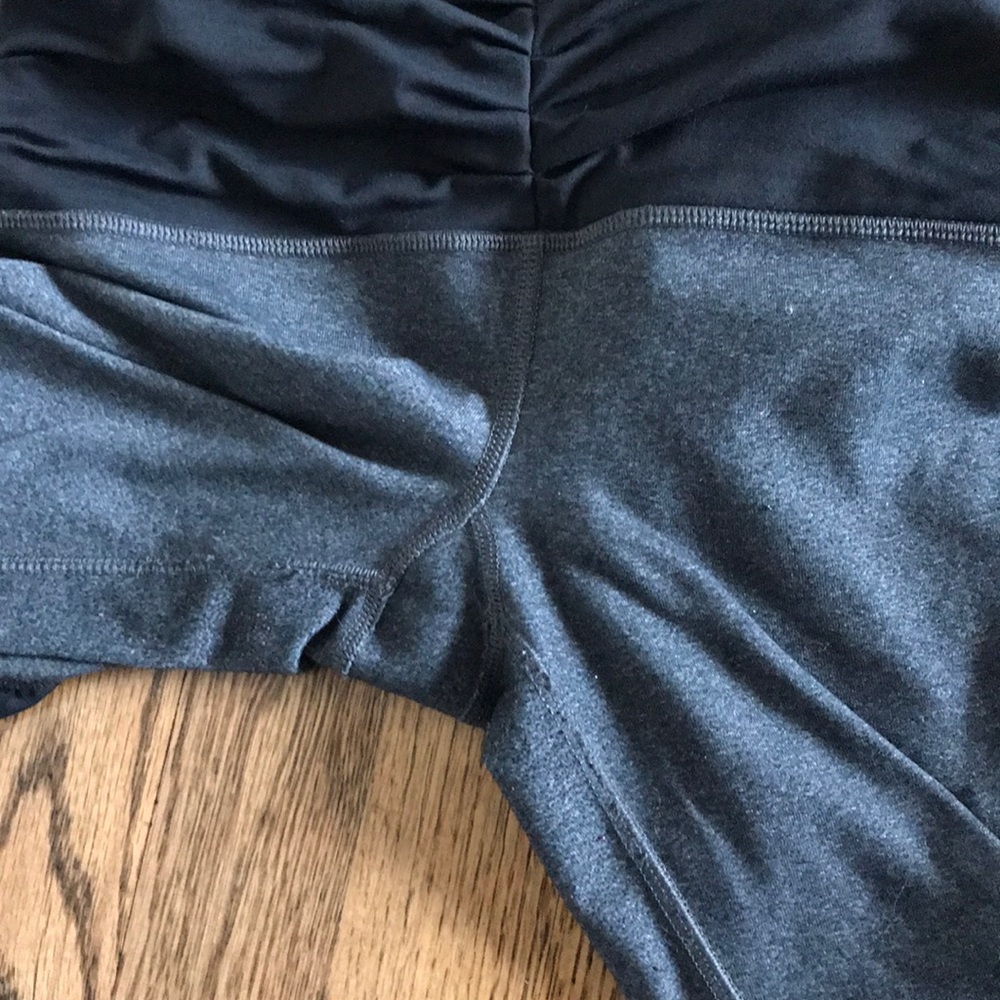 Lululemon ruched grey & black capris size 4 - Picture 6 of 6